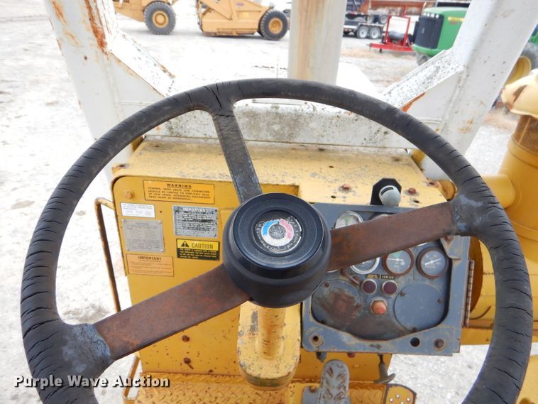 image for item FA9908 1982 International 412B elevating scraper