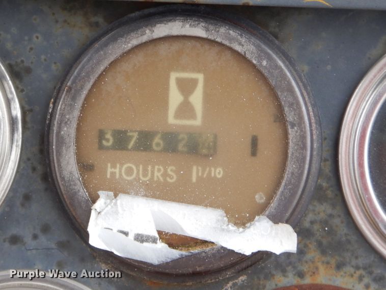 image for item FA9908 1982 International 412B elevating scraper