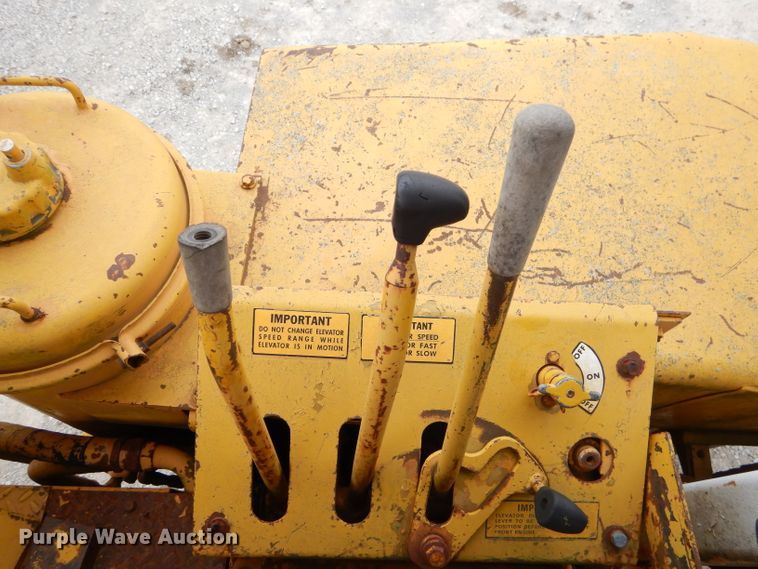 image for item FA9908 1982 International 412B elevating scraper