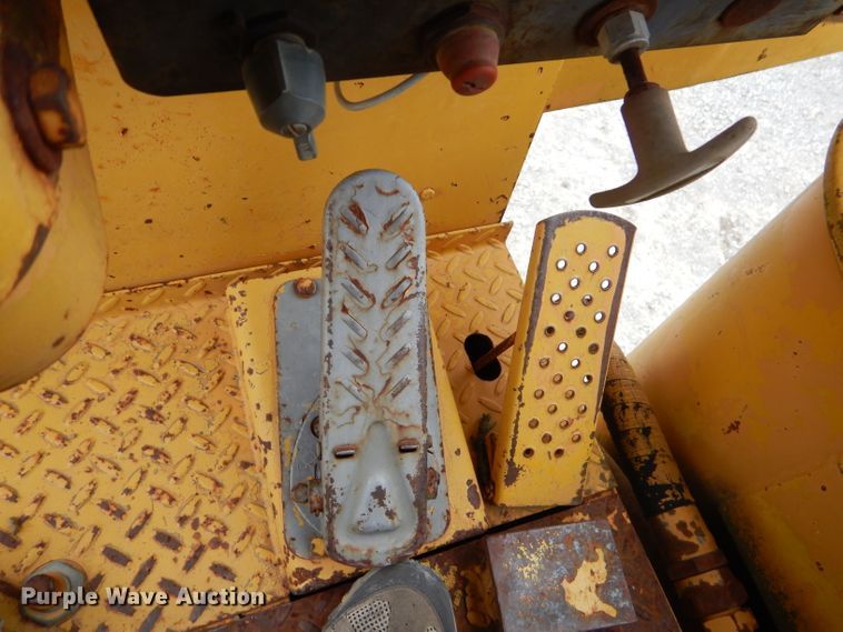 image for item FA9908 1982 International 412B elevating scraper