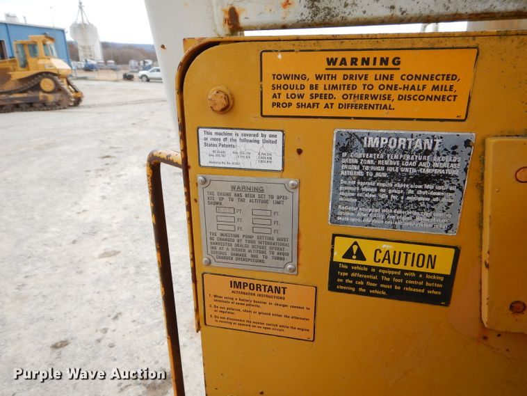 image for item FA9908 1982 International 412B elevating scraper