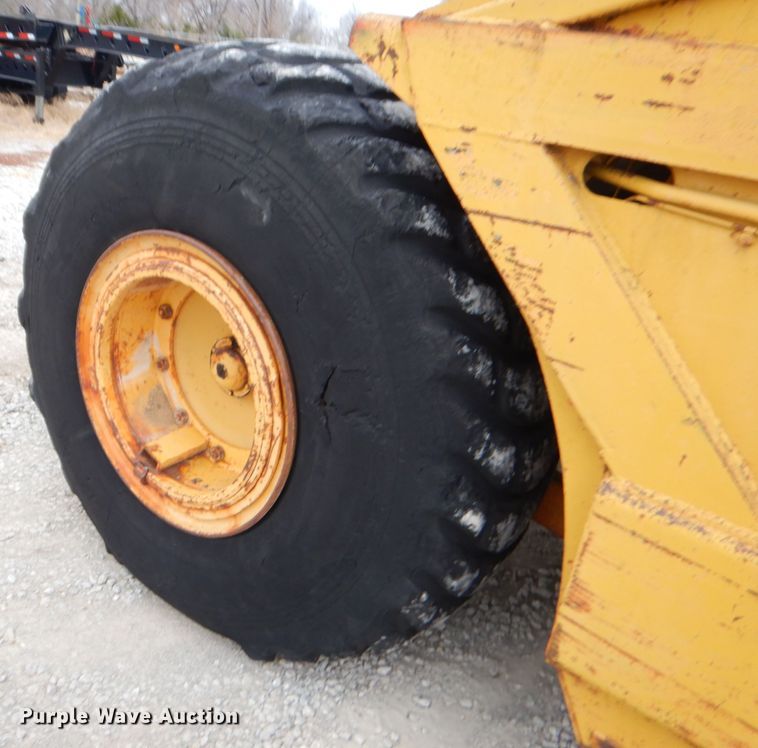 image for item FA9908 1982 International 412B elevating scraper