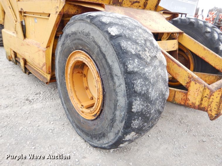 image for item FA9908 1982 International 412B elevating scraper