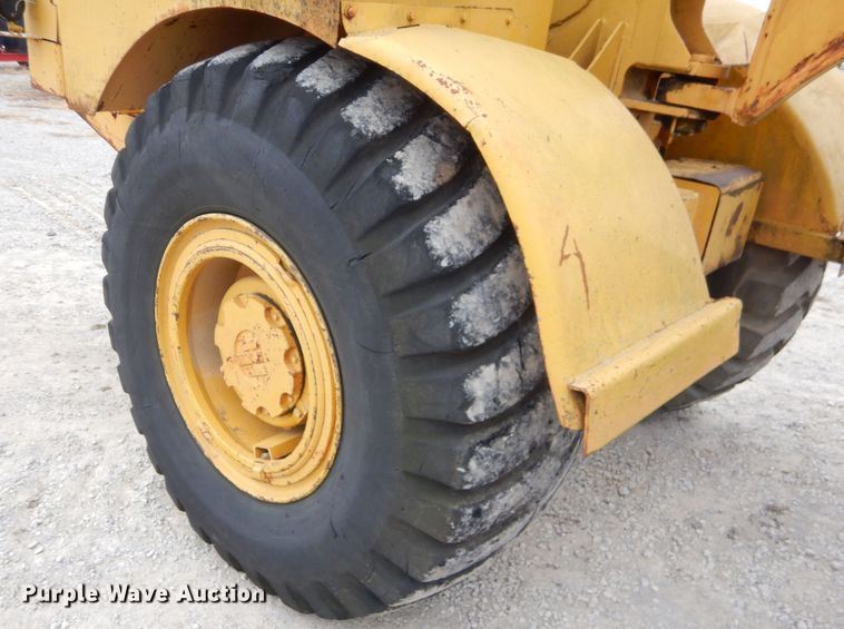 image for item FA9908 1982 International 412B elevating scraper