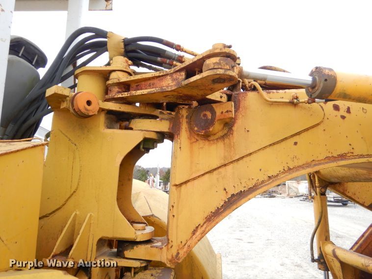 image for item FA9908 1982 International 412B elevating scraper