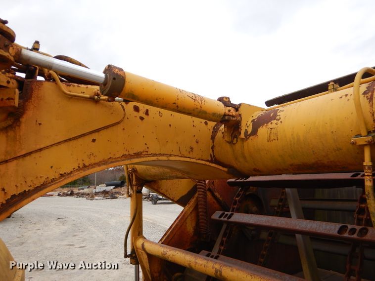 image for item FA9908 1982 International 412B elevating scraper