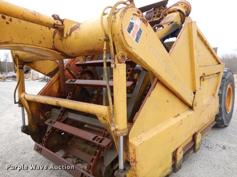 image for item FA9908 1982 International 412B elevating scraper