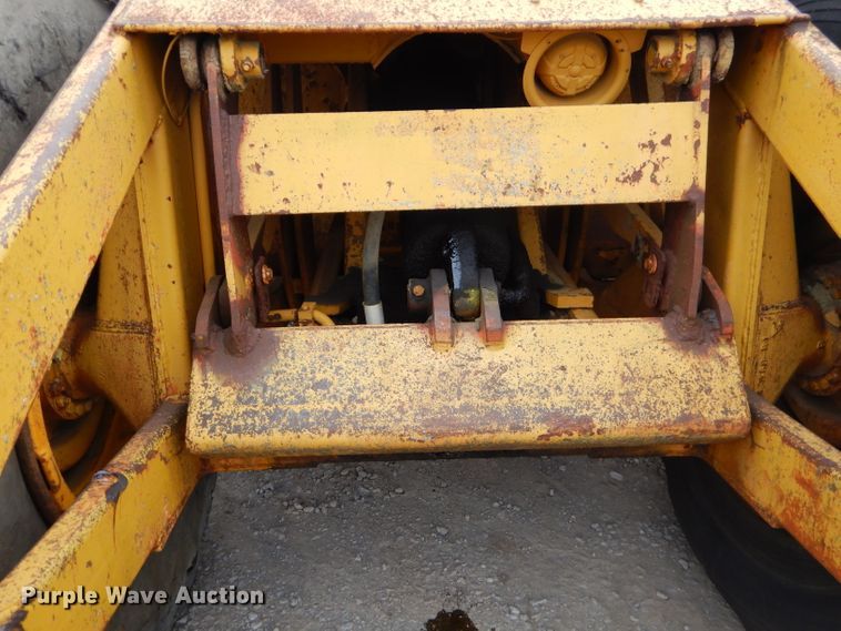 image for item FA9908 1982 International 412B elevating scraper