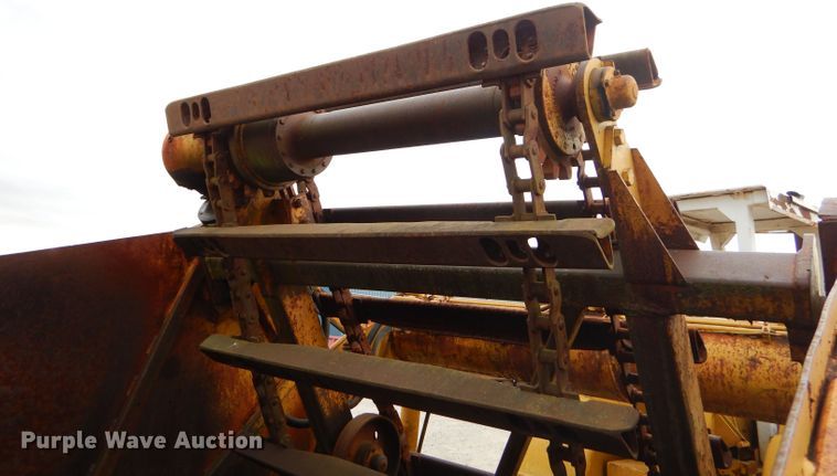 image for item FA9908 1982 International 412B elevating scraper