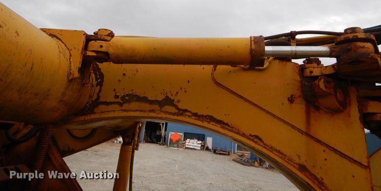 image for item FA9908 1982 International 412B elevating scraper