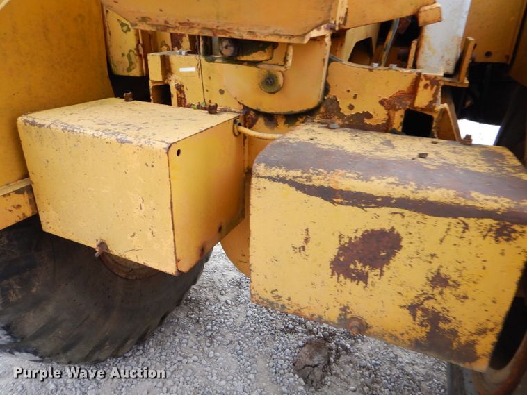 image for item FA9908 1982 International 412B elevating scraper