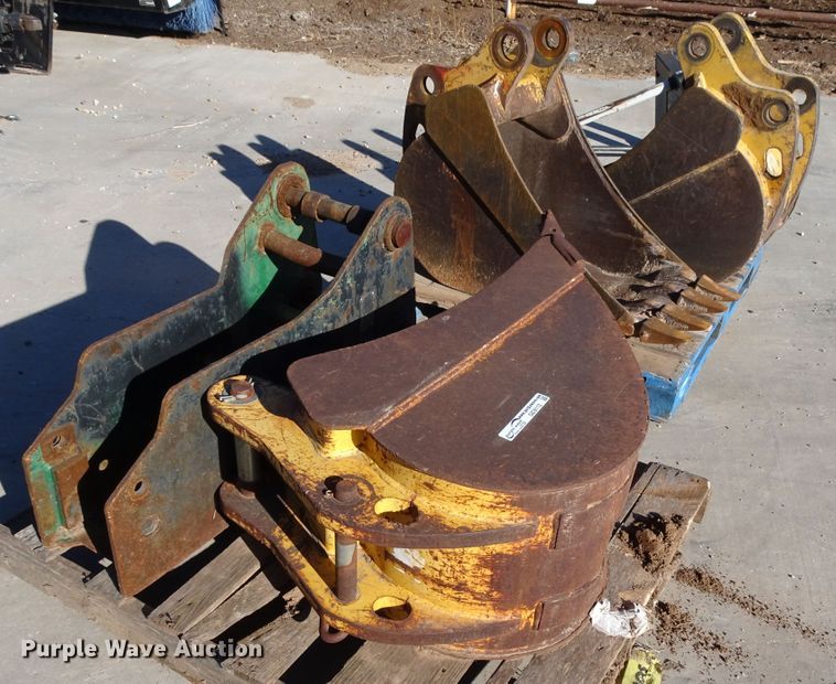 image for item GC9112 (3) 18"W excavator buckets