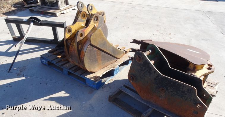 image for item GC9112 (3) 18"W excavator buckets
