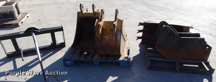 image for item GC9112 (3) 18"W excavator buckets