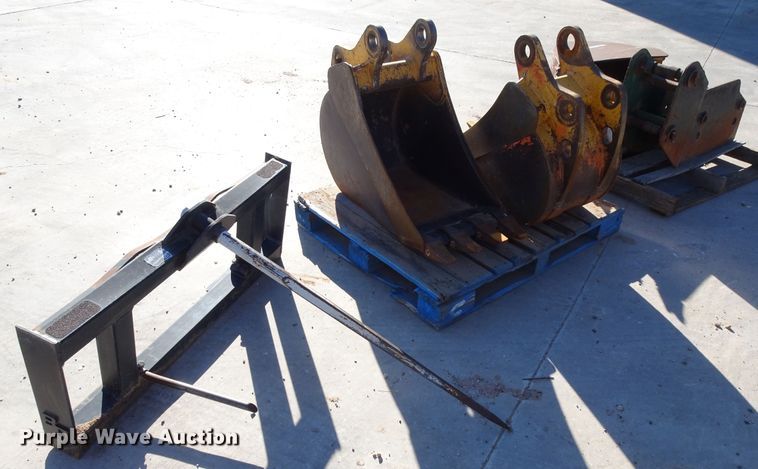 image for item GC9112 (3) 18"W excavator buckets