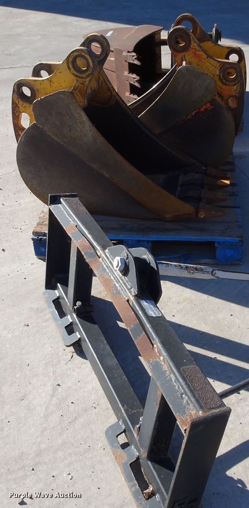 image for item GC9112 (3) 18"W excavator buckets