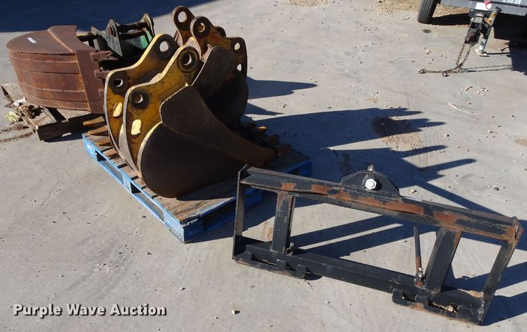 image for item GC9112 (3) 18"W excavator buckets