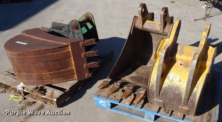image for item GC9112 (3) 18"W excavator buckets