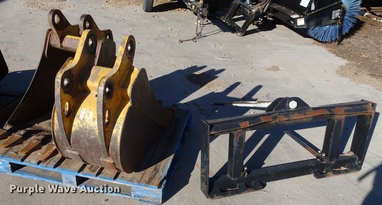 image for item GC9112 (3) 18"W excavator buckets