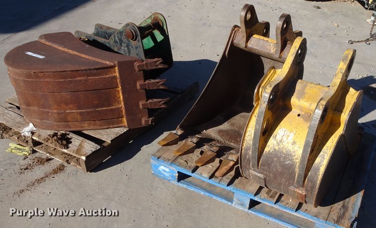 image for item GC9112 (3) 18"W excavator buckets