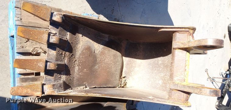 image for item GC9112 (3) 18"W excavator buckets