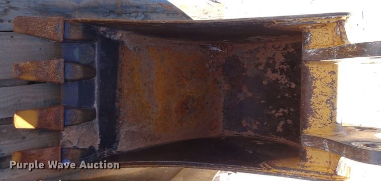 image for item GC9112 (3) 18"W excavator buckets