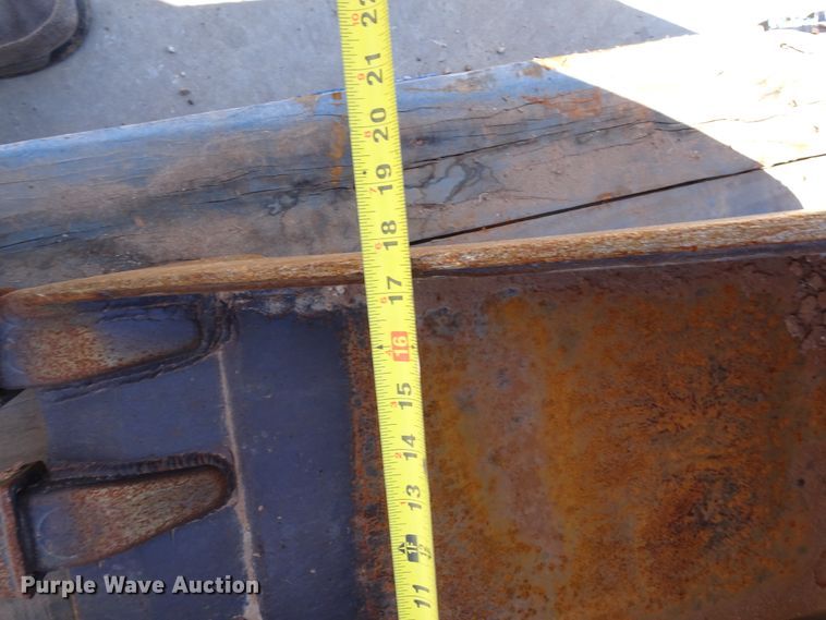 image for item GC9112 (3) 18"W excavator buckets