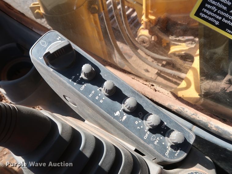 image for item GD9869 2005 John Deere 120C excavator