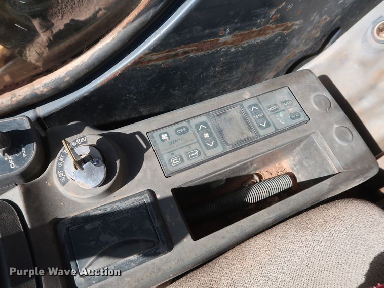 image for item GD9869 2005 John Deere 120C excavator