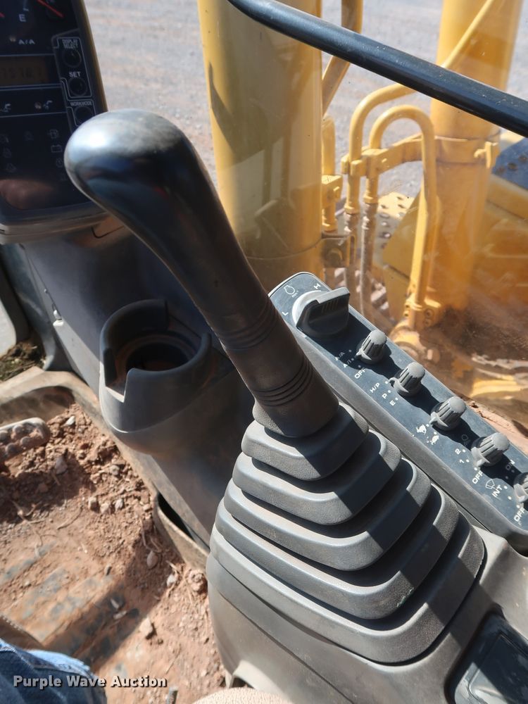 image for item GD9869 2005 John Deere 120C excavator