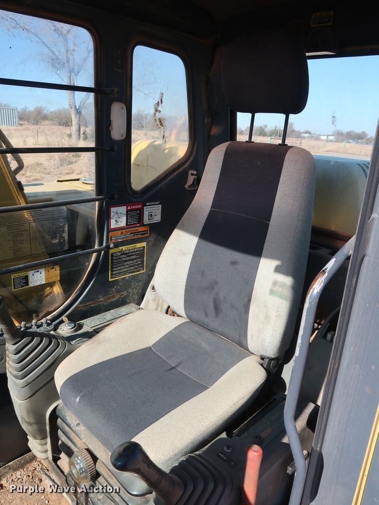 image for item GD9869 2005 John Deere 120C excavator