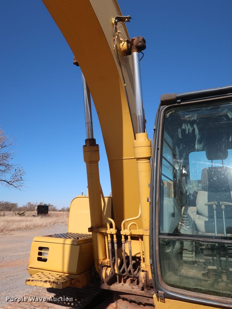 image for item GD9869 2005 John Deere 120C excavator