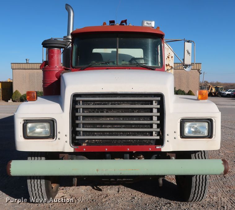 image for item GD9870 1994 Mack RD688S tank truck