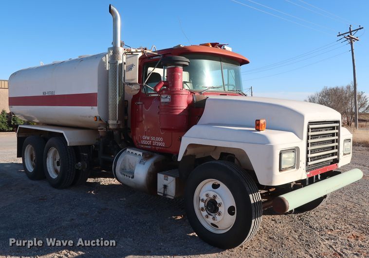 image for item GD9870 1994 Mack RD688S tank truck