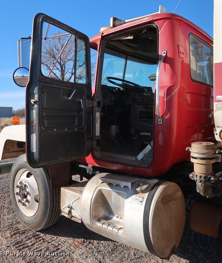 image for item GD9870 1994 Mack RD688S tank truck