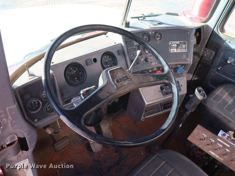 image for item GD9870 1994 Mack RD688S tank truck