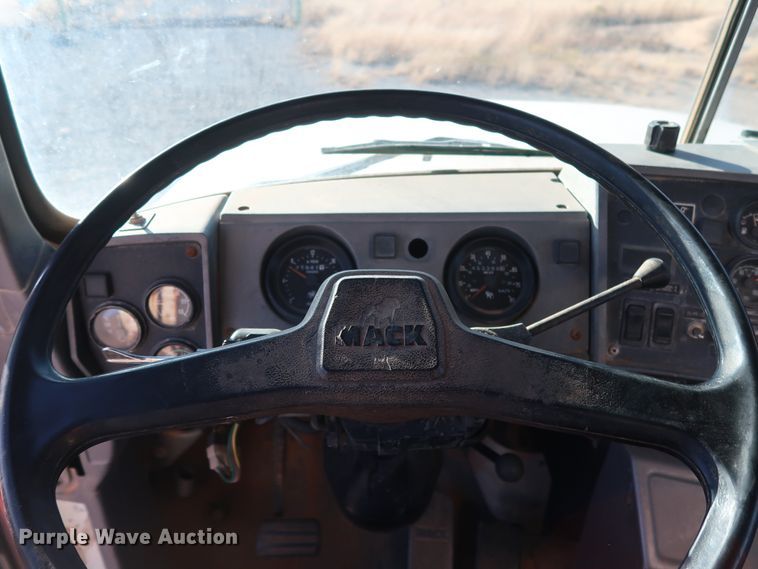 image for item GD9870 1994 Mack RD688S tank truck