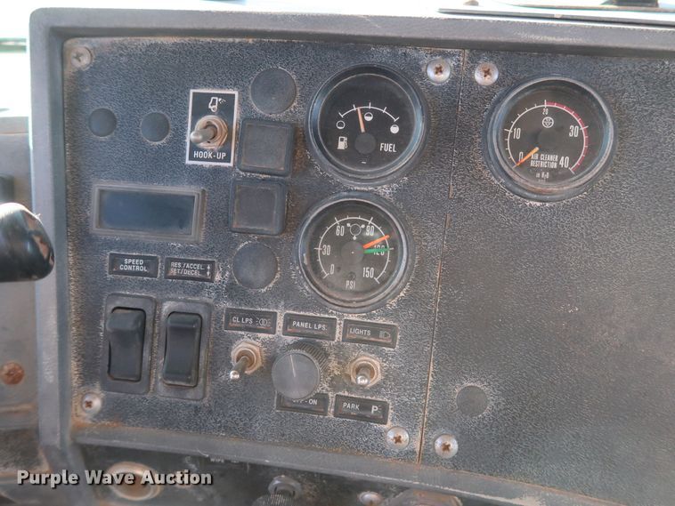 image for item GD9870 1994 Mack RD688S tank truck