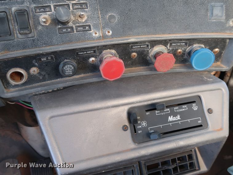 image for item GD9870 1994 Mack RD688S tank truck