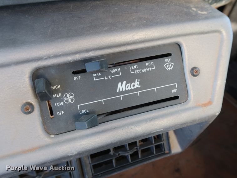 image for item GD9870 1994 Mack RD688S tank truck