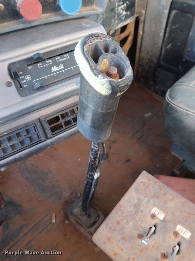 image for item GD9870 1994 Mack RD688S tank truck