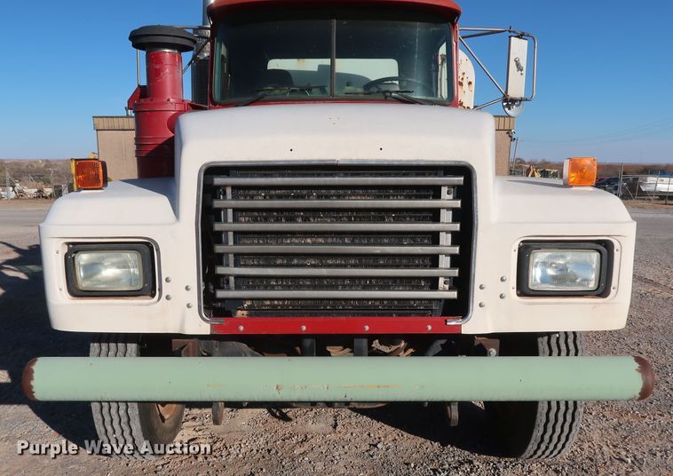image for item GD9870 1994 Mack RD688S tank truck