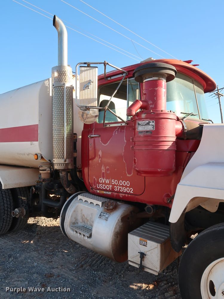 image for item GD9870 1994 Mack RD688S tank truck