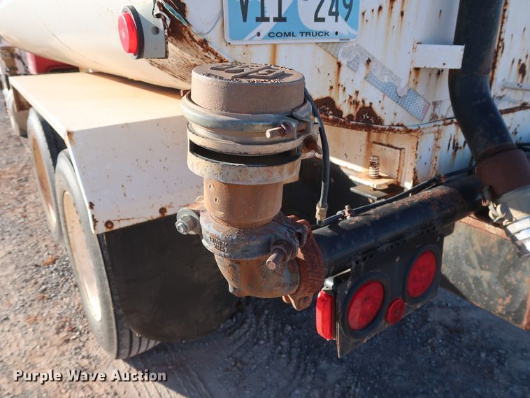 image for item GD9870 1994 Mack RD688S tank truck