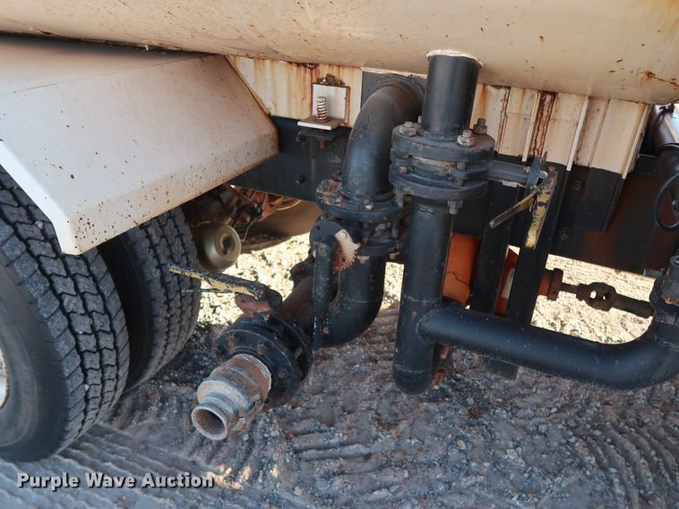 image for item GD9870 1994 Mack RD688S tank truck