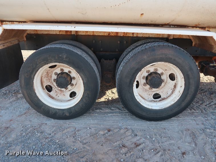 image for item GD9870 1994 Mack RD688S tank truck