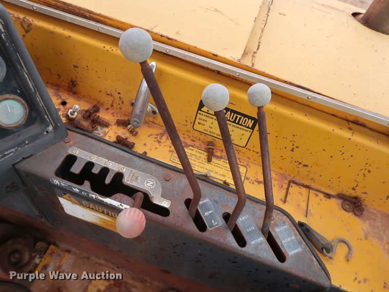 image for item GD9871 1976 John Deere 762 elevating scraper