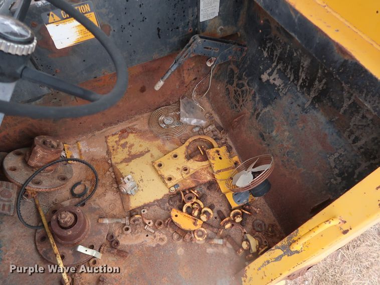 image for item GD9871 1976 John Deere 762 elevating scraper