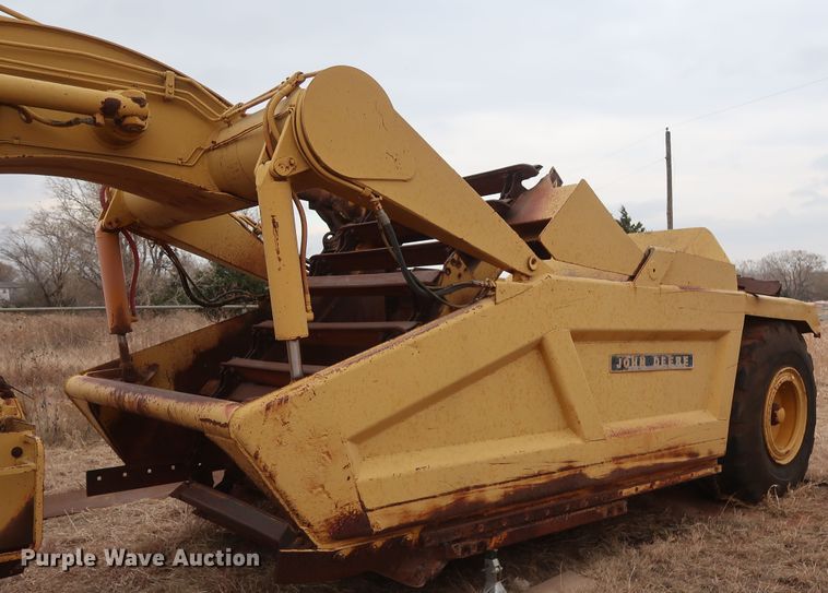 image for item GD9871 1976 John Deere 762 elevating scraper
