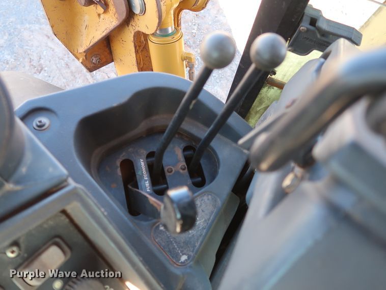 image for item GD9874 2005 John Deere 310SG backhoe